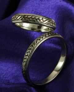 White gold wheat ring, hand engraved